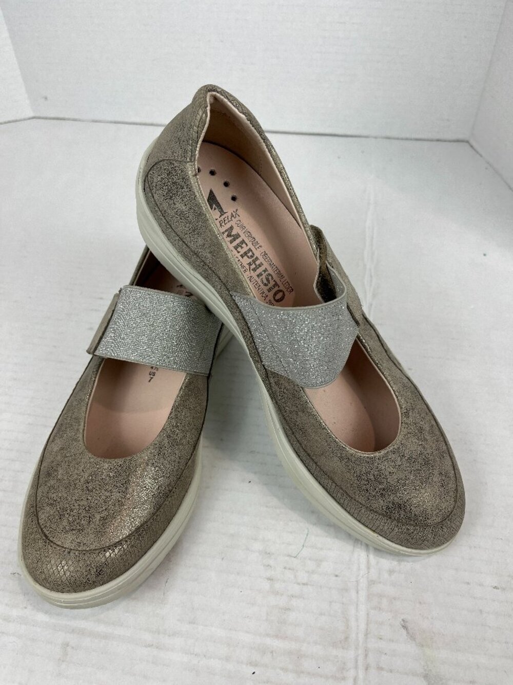 Women's Comfort Mephisto Silver Mary Jane sneaker, Size US 7